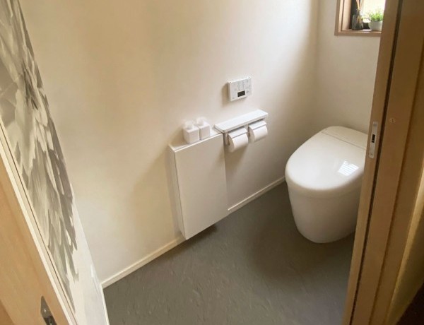 シンプルな中にデザイン性のあるトイレ空間