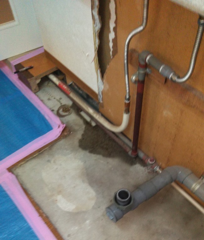 排水管・給水管・給湯管が横引きのタイプ
