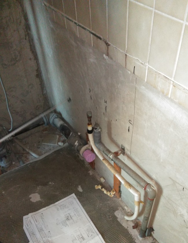 排水管・給水管・給湯管が床から立上げのタイプ