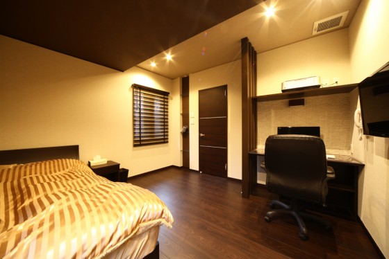 程よい距離感とプライベートを両立した書斎のある寝室 石川県輪島市