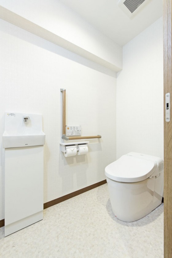 白で統一した清潔感のあるトイレ空間