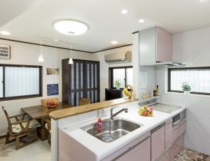 やさしい雰囲気のピンクのキッチン