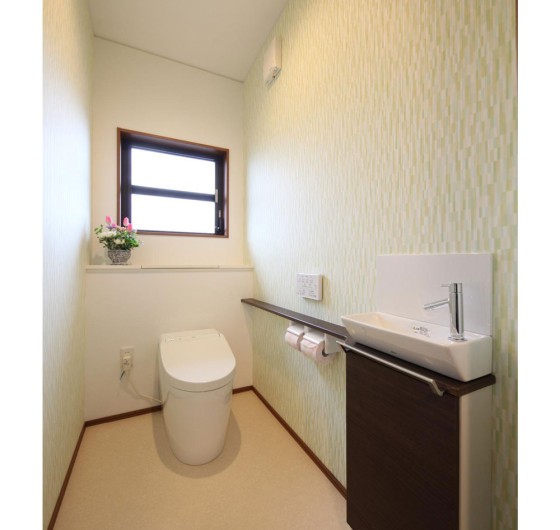 緑の壁が映えるトイレ空間