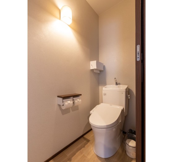 お部屋の空間と合わせた内装のトイレ