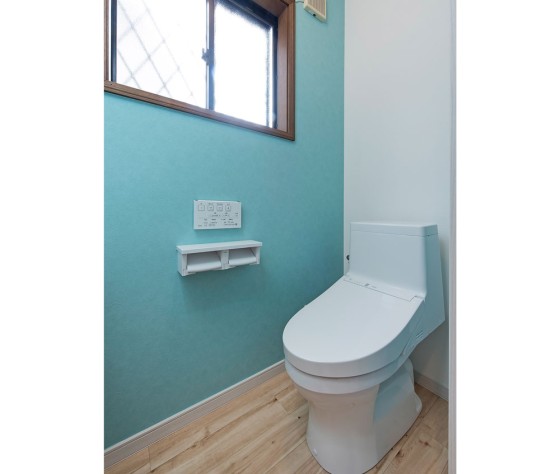 ティファニーブルーの壁紙が映えるトイレ