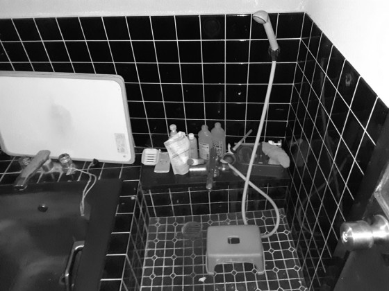 薄暗いタイルの浴室