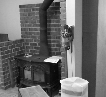 リフォーム前の暖炉のあるリビングスペース