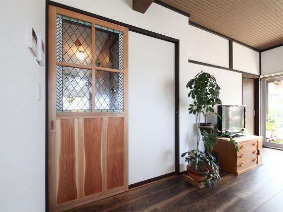 温かみのあるステンドグラス入りの建具