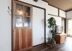 温かみのあるステンドグラス入りの建具