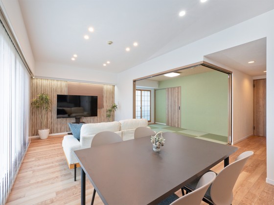 エコカラットがアクセントのリビング