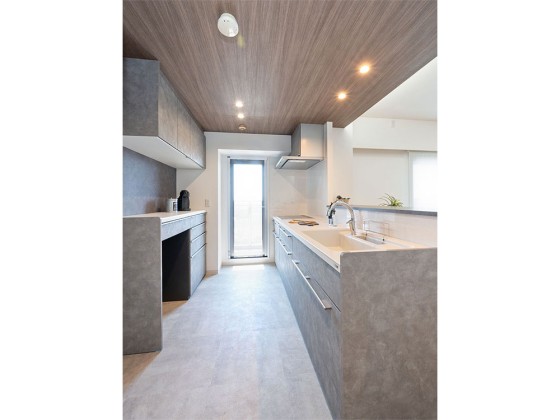 シックなカラーでまとめたキッチン