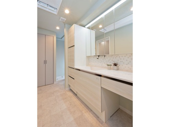 広いカウンターの洗面化粧台