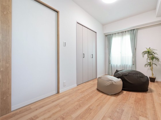 淡いトーンの洋室