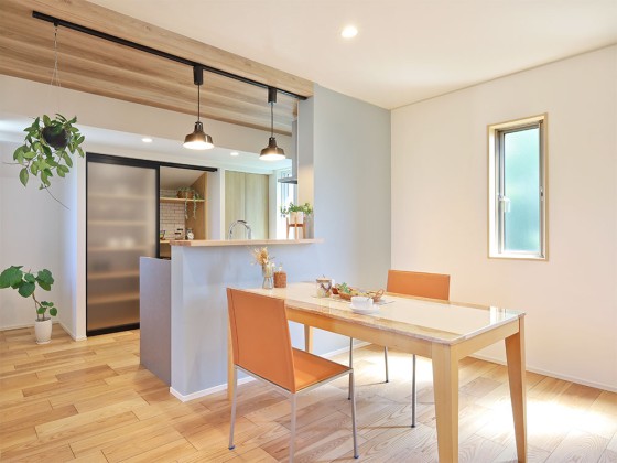 屋根裏を取り込んだ、子世帯専用のLDK