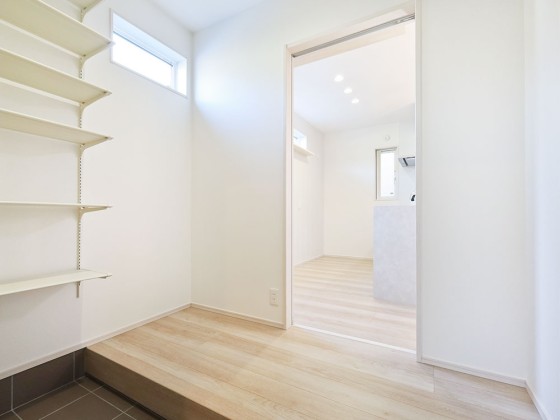 玄関横パントリー収納