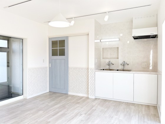 2層式シンク付きのオーダーメイドキッチン