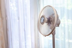  夏の暑いマンション生活を快適に！エアコンの効率を高める窓対策の秘密