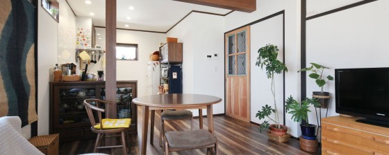 光と想い出が灯る家〜ステンドグラスと共に過ごす一人暮らしの空間