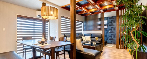 格子天井の趣が際立つ、二世帯を見据えた和モダンな住まい