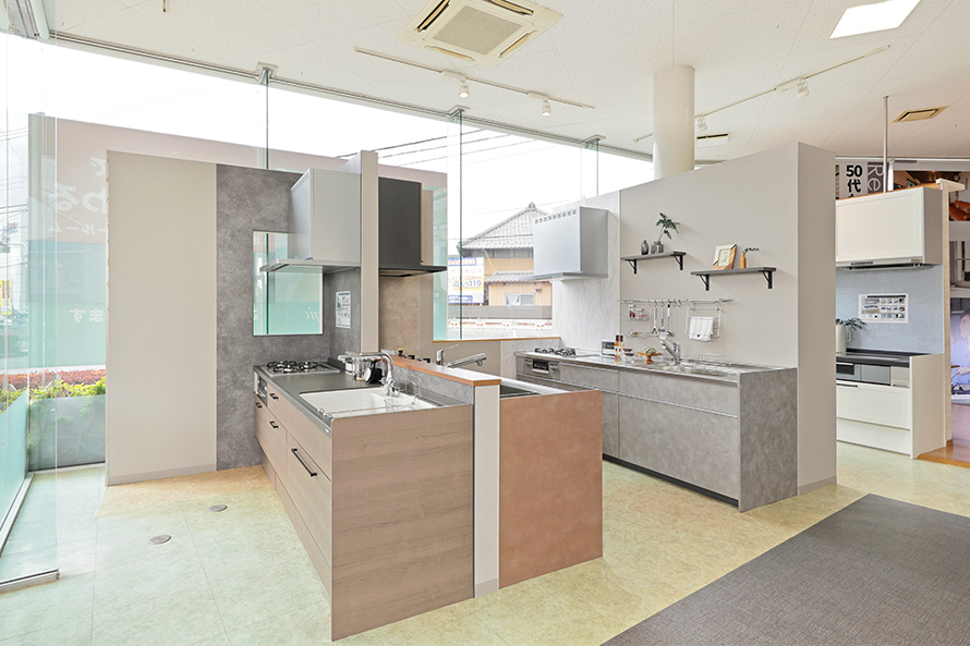 様々なキッチンを比較して体感できるキッチンブース