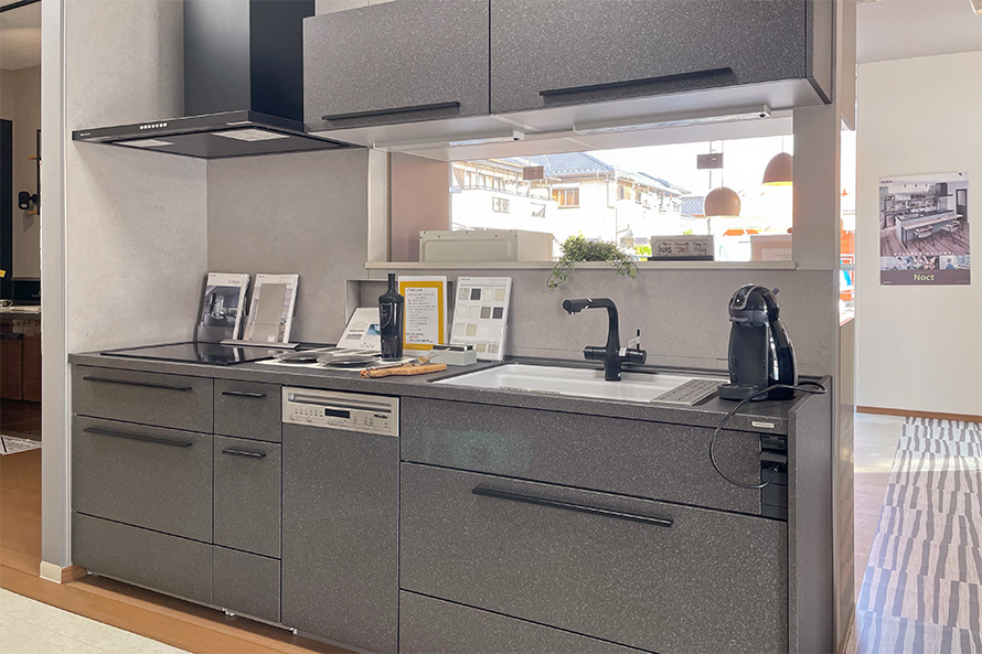 洗練されたグレートーンキッチン